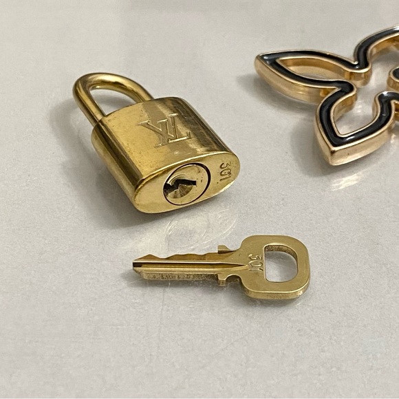 LOUISโVUITTON LOCK AND KEY ON KEYCHAIN #301 - Picture 6 of 10